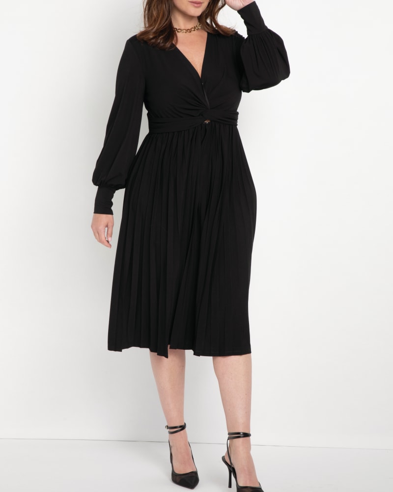 Front of a model wearing a plus size Mina Knot Front Dress in Black by ELOQUII. | dia_product_style_image_id:290090